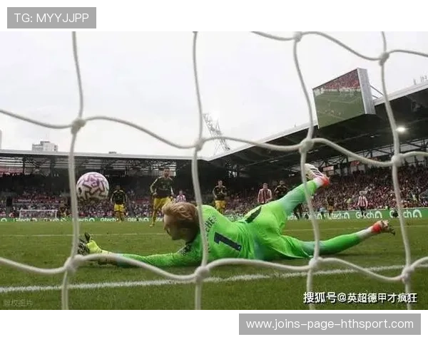 足球门将神反应扑点球,队友冲上去疯狂拥抱 足球门将神反应扑点球,队友冲上去疯狂拥抱